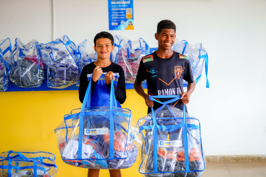 Prefeitura de Timon fortalece o esporte de base com entrega de uniformes e kits para 36 equipes