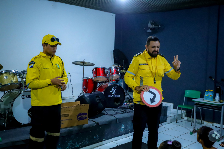 Prefeitura de Timon promove palestra educativa e implanta faixa elevada em frente à Escola Beija-Flor I