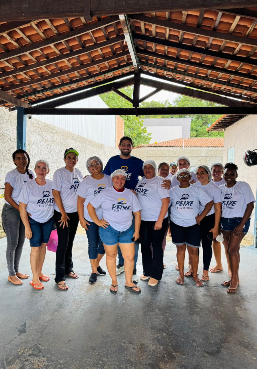 Henrique Júnior entrega mais de 3 toneladas de peixe para o povo timonense