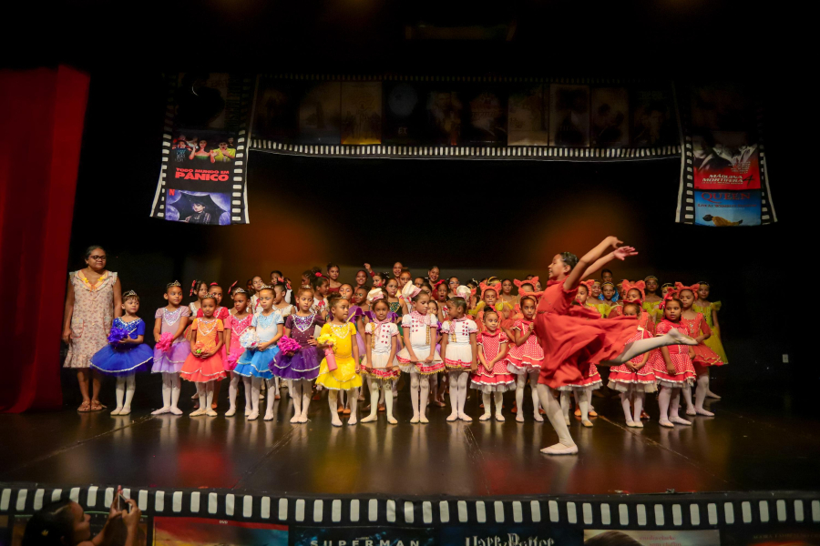 Escola de Artes Beija-Flor realiza espetáculo de ballet em homenagem ao Dia da Dança