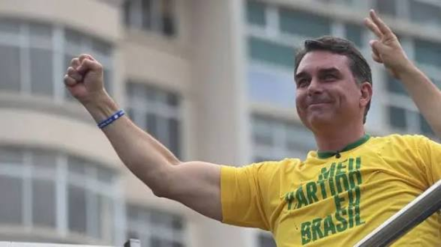 Flávio Bolsonaro confirma presença em debate da Band com Lula neste domingo (18)